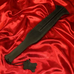 Baksida av Läderpaddel Djävulstunga från Chambers of Love – svart läder, unik tungaform, designad för kraftfulla BDSM-sessioner.