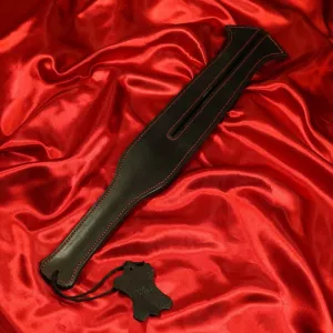 Läderpaddel Djävulstungan etupuoli Chambers of Lovelta – eksklusiivinen musta nahkapaddle ainutlaatuisella kielimuodolla, suunniteltu voimakkaisiin ja rohkeisiin BDSM-sessioihin.