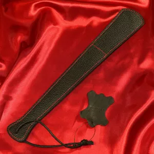 Läder paddel Dubbel Slag från Chambers of Love, modell XB105. En exklusiv paddel i premium läder designad för intensiva BDSM-lekar med dubbel slag effekt.