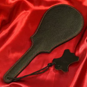 Nahkapaddle Kitara Chambers of Lovelta, artikkelinumero XB133 – ainutlaatuinen ja voimakas kitaran muotoinen paddle, täydellinen intensiivisiin BDSM-sessioihin.