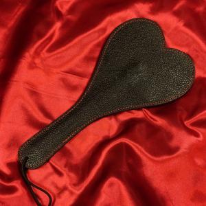 På baksidan syns förstärkningsfjädern tydligt i paddelns handtag – en unik detalj från Chambers of Love.