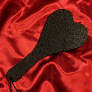 Upptäck den unika Läderpaddel Hjärta från Chambers of Love – en exklusiv paddel där framsidan pryds av eleganta röda sömmar som sätter en konstnärlig och passionerad prägel på varje slag.