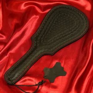 Läderpaddel mönstrad från Chambers of Love, designad för både estetik och funktionalitet, perfekt för intensiva och njutningsfulla BDSM-sessioner.