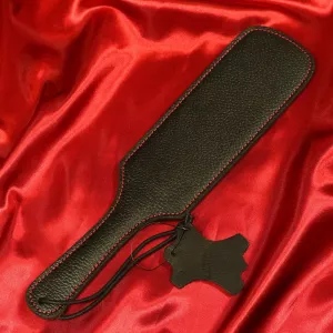 Läderpaddel Rak från Chambers of Love, modell XB132, med elegant röd söm – en stilren och kraftfull paddel för intensiva BDSM-sessioner.