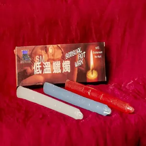 Låg tempererade vaxljus, set om tre, med blommig doft från Chambers of Love. Förförande och säkra för sensuell lek.