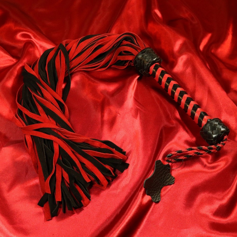 Langer Wildleder-Flogger in Rot/Schwarz von Chambers of Love – exklusiver BDSM-Flogger mit 36 Schwänzen für sinnliche und intensive Sessions.