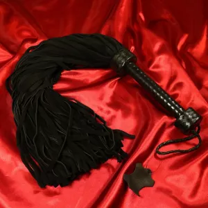 Pitkä musta mokkafloggeri Chambers of Lovelta – eksklusiivinen BDSM-floggeri, jossa 36 häntää sensuellisiin ja intensiivisiin sessioihin.