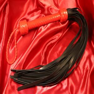 Punainen silikonifloggeri, mustat silikonihännät ja punainen silikonikahva Chambers of Lovelta. Täydellinen intensiivisiin, hallittuihin iskuihin ja nautintoon märkätiloissa tai rannalla.