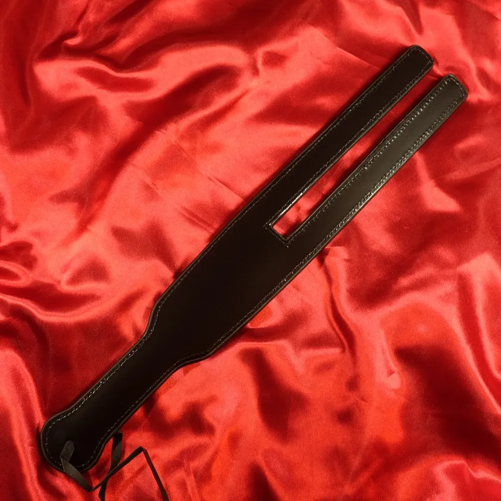 Lång Skottisk Tawse – ett historiskt arv av disciplin. Upptäck Chambers of Loves långa Skottiska Tawse, där historia möter nutid.