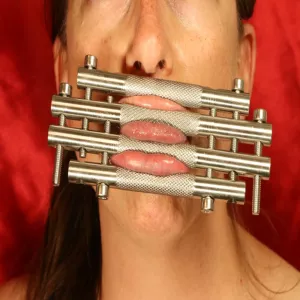 Kuvassa näkyy, kuinka Chambers of Loven huuli- ja kielipainokapula on kiinnitetty henkilölle. Keskittyy istuvuuteen ja toiminnallisuuteen.