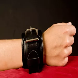 Låsbara läder BDSM-handbojor – exklusiva och säkra handbojor i äkta läder med låsfunktion för trygg och stilfull bondage från Chambers of Love.