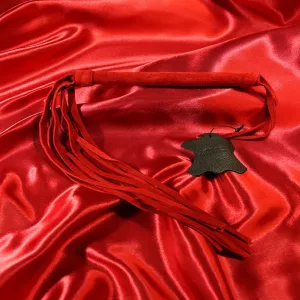 Pieni punainen mokkanahkapiiska Chambers of Lovelta. Eksklusiivinen ja kompakti BDSM-floggeri pehmeästä mokasta elegantteihin ja aistillisiin sessioihin.