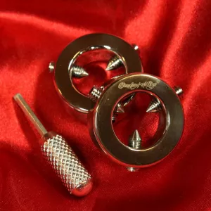 Verstellbare Brustwarzenringe aus der exklusiven Kollektion von Chambers of Love – zwei Ringe mit Inbusschlüssel, um die Schrauben in die Brustwarze zu drehen.