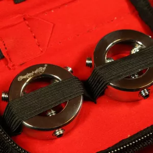 Bild von verstellbaren Brustwarzenringen von Chambers of Love in ihrer Kunstlederverpackung – entworfen für intensive und schmerzhafte Erlebnisse.