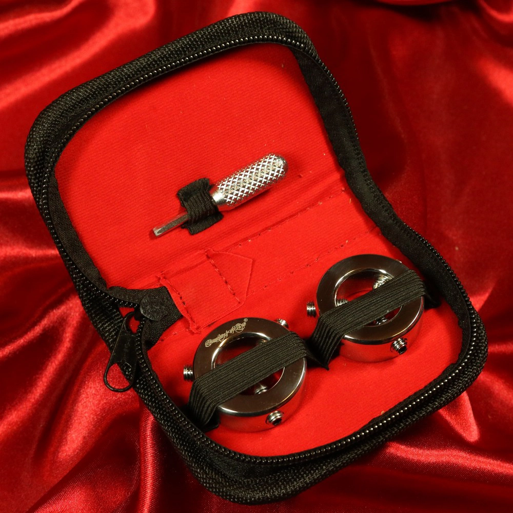 Bild von verstellbaren Brustwarzenringen von Chambers of Love mit Inbusschlüssel – entworfen für intensive und schmerzhafte Erlebnisse.