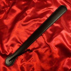 Tutustu Chambers of Loven Long Prison Strap -tuotteeseen – tehokas PU-pamppu, joka on saanut inspiraationsa klassisesta vankilakurista.