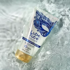 Orgie Lube Tube Extra liukuvoide ylellisellä, pitkäkestoisella koostumuksella. Tuotepakkaus taiteellista vesitaustaa vasten.
