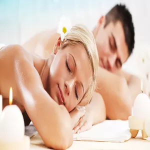 Ylelliset hierontaöljyt Chambers of Lovelta – täydelliset rentouttavaan koti-spa-hetkeen, sensuellin tunnelman luomiseen ja nautinnolliseen esileikkiin. Hellävaraiset, tuoksuvat ja hoitavat öljyt intiimiin läheisyyteen ja hyvinvointiin.