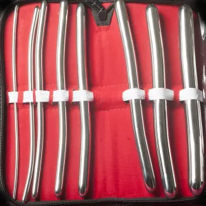 Metallidilataattorisetti 8 Chambers of Lovelta, sisältää 8 kevyesti kaarevaa ja pehmeästi pyöristettyä dilataattoria, valmistettu kiinteästä ruostumattomasta teräksestä, saatavilla ko’oissa 3–18 mm. Suunniteltu turvalliseen ja tarkkaan käyttöön.