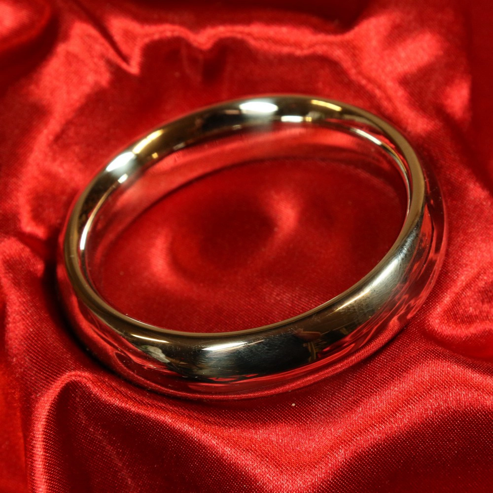 Donitsi-mallinen metallinen penisrengas 55 mm Chambers of Loven eksklusiivisesta valikoimasta – tyylikäs ja korkealaatuinen muotoilu intensiivisiin ja erityisen voimakkaisiin miesorgasmeihin.