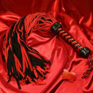 Wildleder Flogger – weiche und geschmeidige Peitsche aus echtem Wildleder für sinnliche und kontrollierte BDSM Sessions von Chambers of Love.