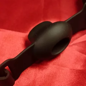 Närbild på utsidan av oval gag från Chambers of Loves egna sortiment. Elegant, svart BDSM-gag i mjukt silikon med hög kvalitet.