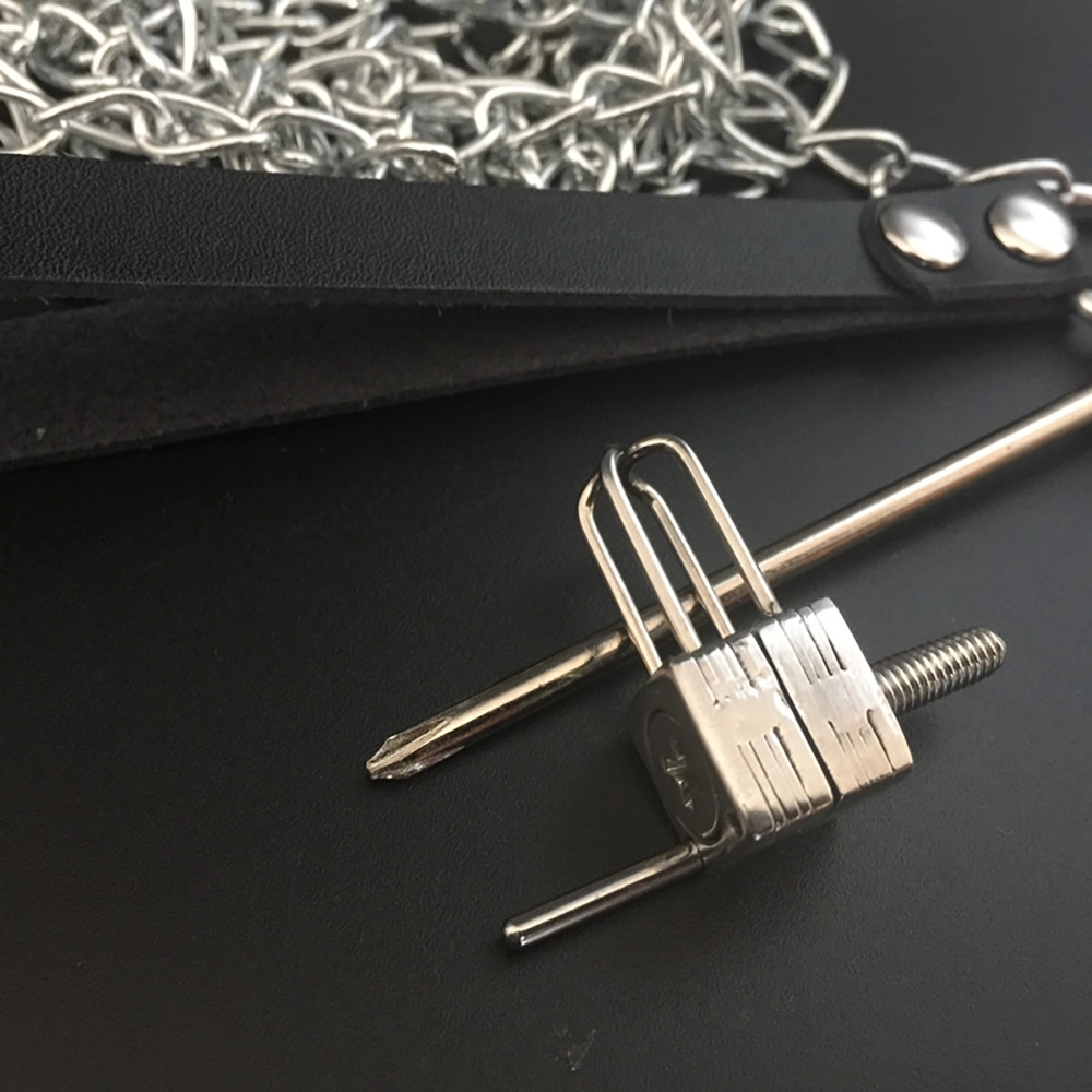 Näsklämma med koppel från Chambers of Love i rostfritt stål på svart bakgrund. Elegant design för maximal kontroll och exklusiv känsla.