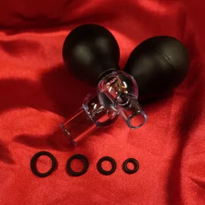 Kaksi nännipumppua ja kahdeksan vaihtorengasta Chambers of Lovelta – aistilliseen stimulointiin ja säädettävään istuvuuteen.