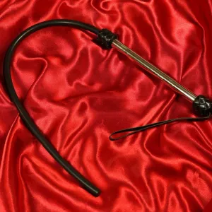 One Tail Silicone -piiska Chambers of Lovelta. Yllättävän terävä väline, joka tarjoaa 10/10 kipua niille, jotka etsivät intensiivisiä BDSM-sessioita tinkimättömällä nautinnolla.