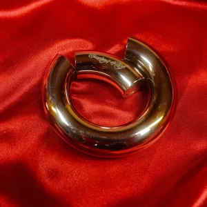 Magnetisk penisring i metall – öppen – 35 mm innerdiameter på rött tyg, Chambers of Love