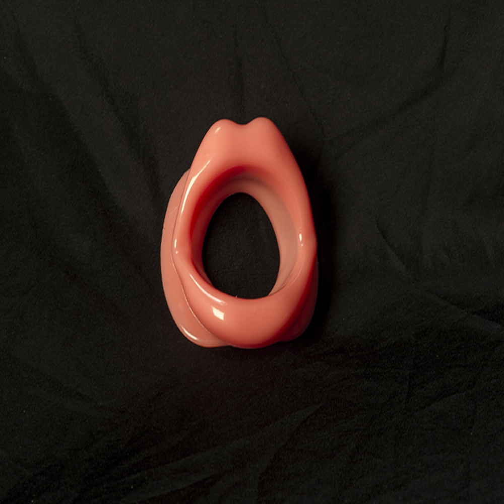 Öppen mun-gag i persikofärg från Chambers of Love. Sexy lips-design, perfekt för användning med mask eller huva vid utklädningslekar och rollspel. Artikelnummer SMB42.