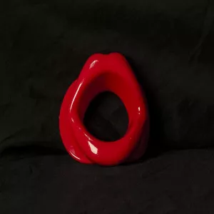 Avoin suupallo punaisena Chambers of Lovelta. Sexy lips -muotoilu, täydellinen käytettäväksi maskin tai hupun kanssa pukeutumisleikeissä ja roolipeleissä, tuotenumero MVX8251R.