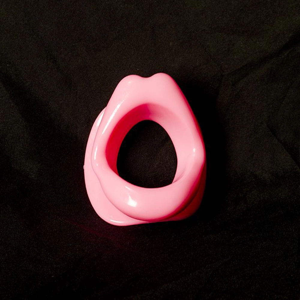 Öppen mun-gag i rosafärg från Chambers of Love. Sexy lips-design, perfekt för användning med mask eller huva vid utklädningslekar och rollspel med artikelnummer MVX8251P.