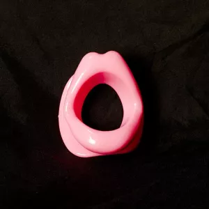 Avoin suupallo vaaleanpunaisena Chambers of Lovelta. Sexy lips -muotoilu, täydellinen käytettäväksi maskin tai hupun kanssa pukeutumisleikeissä ja roolipeleissä, tuotenumero MVX8251P.