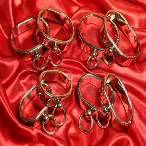 Ovala metallhandbojor – exklusiva och robusta handbojor i polerat stål för säker, stilfull och hållbar bondage från Chambers of Love.
