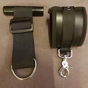 Über-Tür-BDSM-Suspensionsfesseln von Chambers of Love. Innovatives und robustes Design für aufregende vertikale Bondage zu Hause oder im Studio.