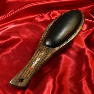 Chambers of Loven Padded Oval Paddle -mallin S-koon etupuoli. Pehmeä nahkatoppaus lämmittelyyn ja hallittuihin iskuihin impact play -sessioissa.