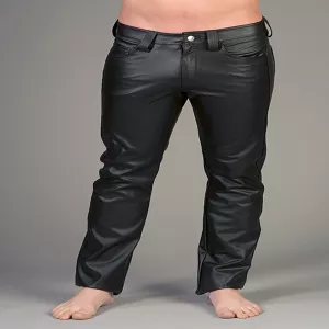 PU Pants 301 Chambers of Lovelta kuvattuna edestä. Mustat tekonahkahousut, joissa täydellinen istuvuus ja moderni ilme.