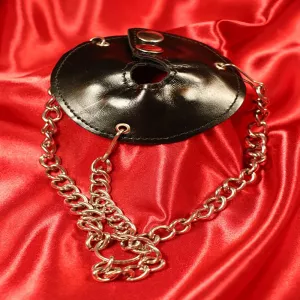 CBT-kivestenvenytin nystyröillä. Tämä on klassinen fallskirtti pienillä piikeillä Chambers of Lovelta.