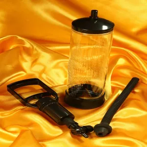 Penispumppu, jossa ergonominen kahva Chambers of Lovelta. Tehokas, mukava ja huomaamaton muotoilu maksimaaliseen nautintoon.