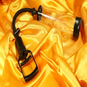 Yksityiskohtakuva penispumpusta, jossa ergonominen kahva Chambers of Lovelta. Moderni, mukava ja tehokas muotoilu maksimaaliseen nautintoon.