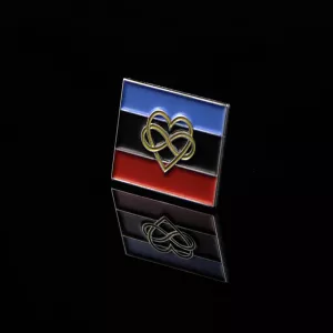 Pins Poly-flagga från Chambers of Love. Exklusiv pin med Polyamori Pride-design och flaggans färger. En symbol för öppenhet, kärlek och mångfald.