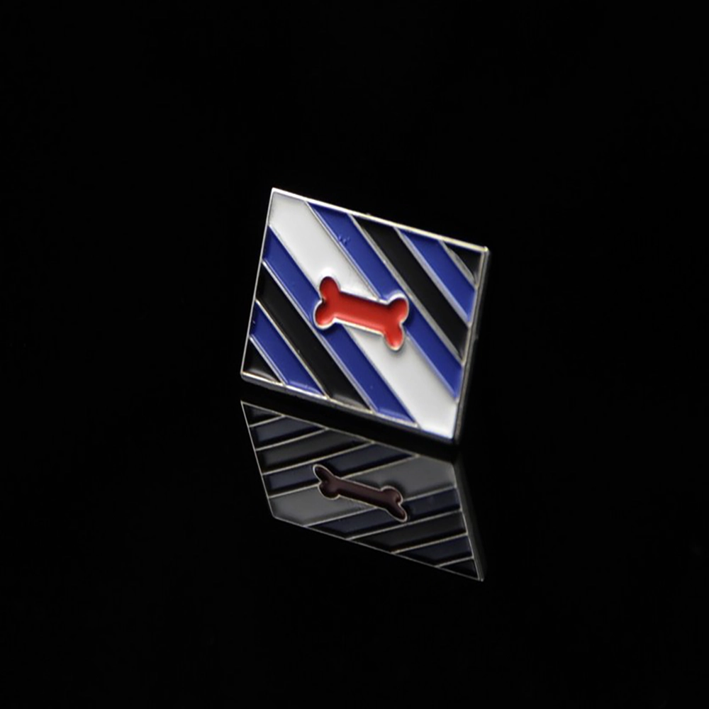 Pins Puppy Pride från Chambers of Love. Klassisk Puppy Pride-design med flaggans lekfulla färger.