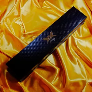 Deluxe Magic Wand i sin förpackning på guldfärgad bakgrund hos Chambers of Love