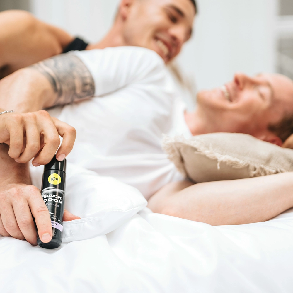 Pjur BACK DOOR Relaxing 100 ml silikonipohjainen anaaliliukuvoide – tunnelmakuva – Chambers of Love
