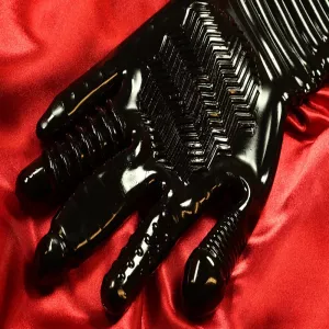 Pleasure Fister texturerad fistinghandske i svart TPR med sicksackmönster i handflatan och olika strukturer på fingrarna från Chambers of Love