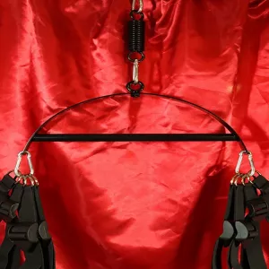 Detaljbild av metallbygelfäste på sexgunga från Chambers of Love. Visar robust konstruktion och hög kvalitet.