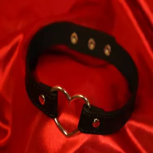 Musta PU-kaulapanta, jossa sydämenmuotoinen metallikoriste edessä, Chambers of Love, edestä kuvattuna.