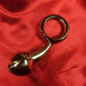 Stainless steel anal plug with loop, 35 mm, from Chambers of Love.