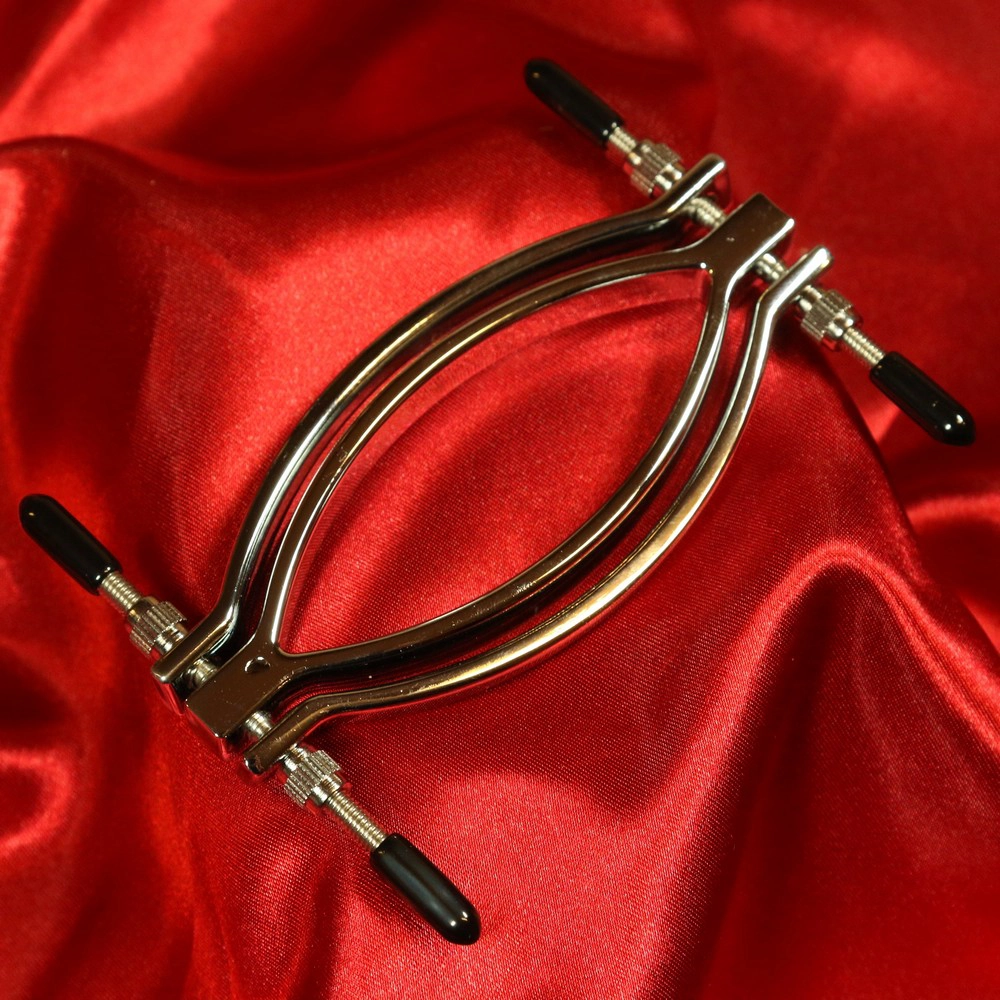 Häpyhuuliklipsi Chambers of Lovelta – esitetty ilman talutushihnaa, jotta sen monipuolisuus ja käyttö itsenäisenä BDSM-tarvikkeena tulee esille.